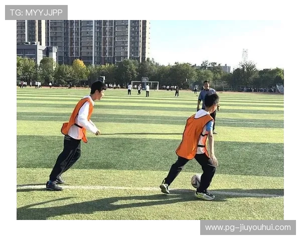 少年奋力一踢足球飞扬青春梦想在绿茵场上拼搏的瞬间 少年奋力一踢足球飞扬青春梦想在绿茵场上拼搏的瞬间