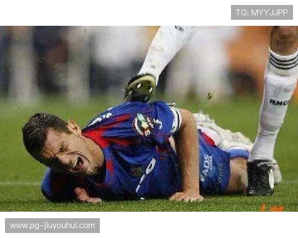 足球红牌动作全解析 从暴力犯规到不当行为的处罚细节揭秘